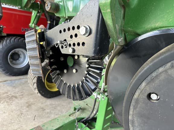 Image of John Deere 1745 equipment image 4