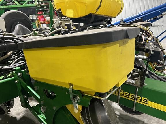 Image of John Deere 1765 equipment image 4