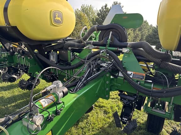 Image of John Deere 1765 equipment image 2