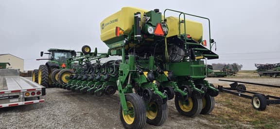 Image of John Deere 1775 equipment image 2