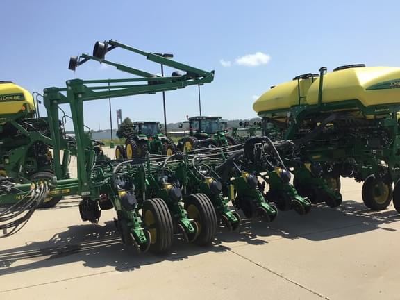 Image of John Deere 1775 equipment image 4