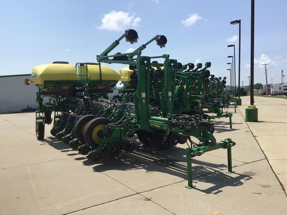 Image of John Deere 1775 equipment image 3