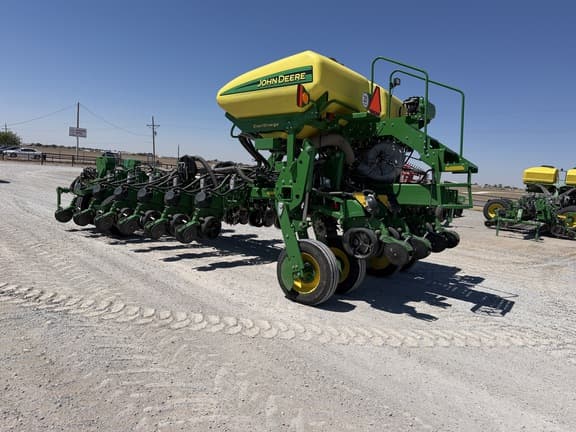 Image of John Deere 1775 equipment image 2