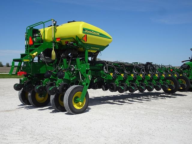 Image of John Deere 1775 equipment image 1