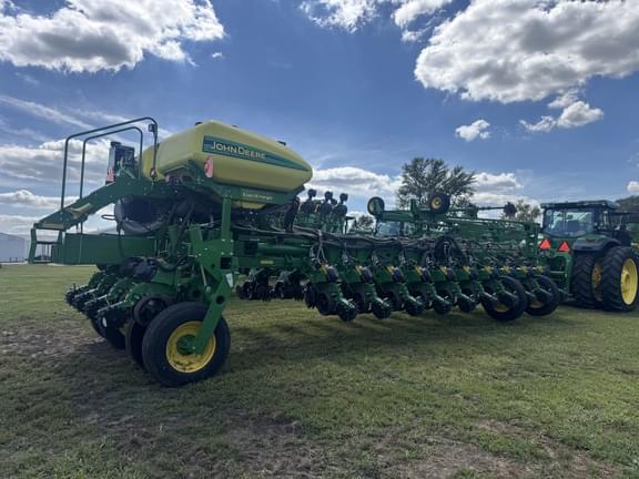 Image of John Deere 1775 equipment image 3