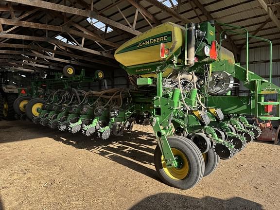 Image of John Deere 1775 equipment image 1
