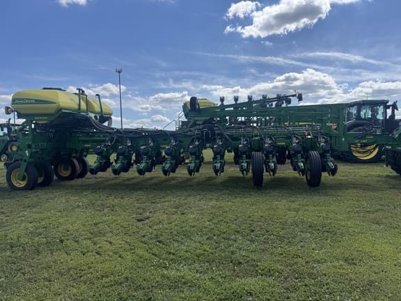 Image of John Deere 1775 equipment image 2