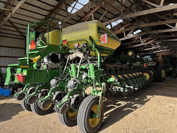 Image of John Deere 1775 equipment image 2