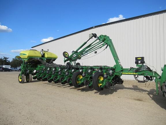 Image of John Deere 1775 equipment image 3