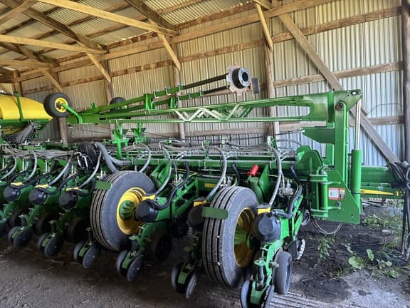 Image of John Deere 1775 equipment image 1