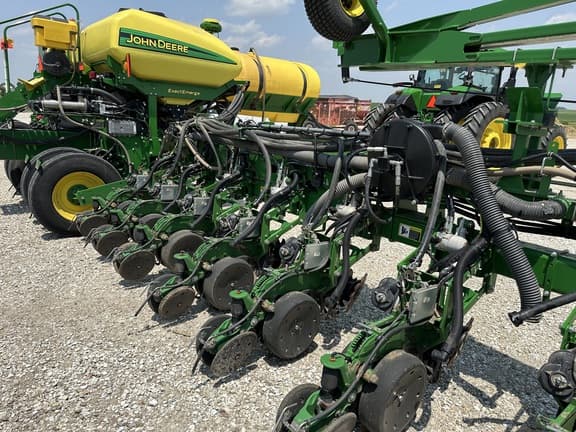 Image of John Deere 1775 equipment image 4