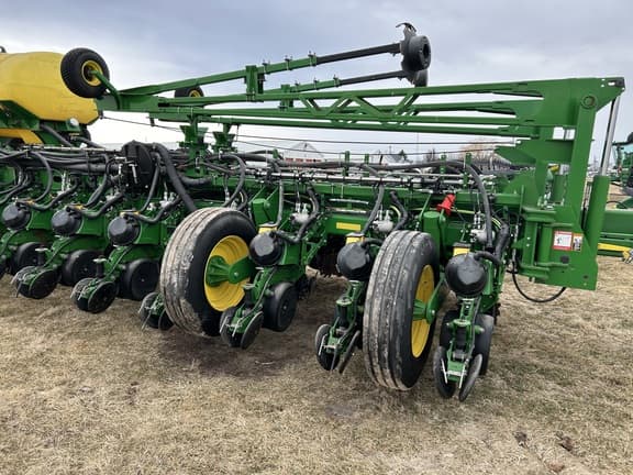 Image of John Deere 1775 equipment image 1