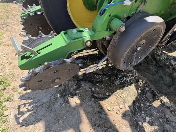 Image of John Deere 1775 equipment image 1