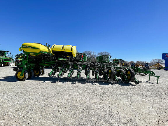 Image of John Deere 1775 equipment image 3