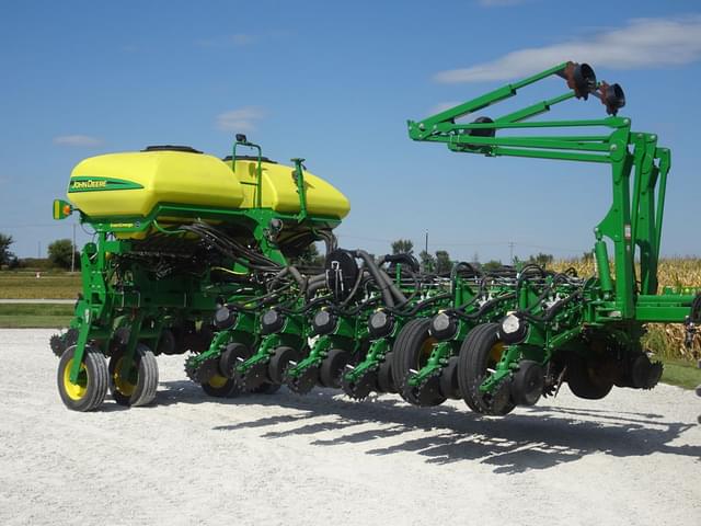 Image of John Deere 1775 equipment image 1