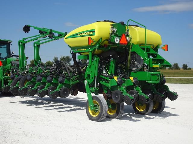 Image of John Deere 1775 equipment image 4