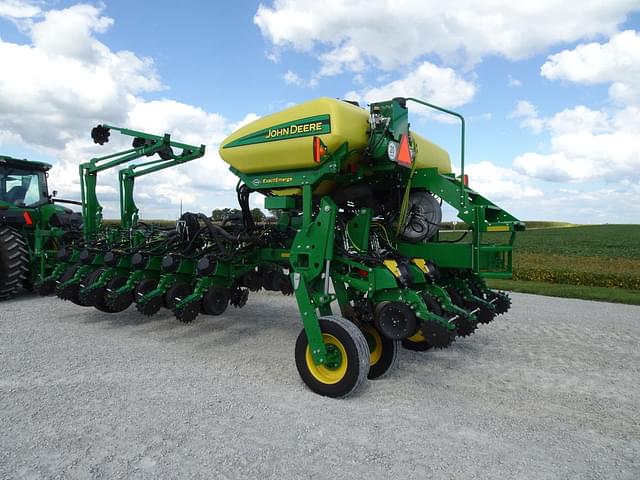 Image of John Deere 1775 equipment image 3