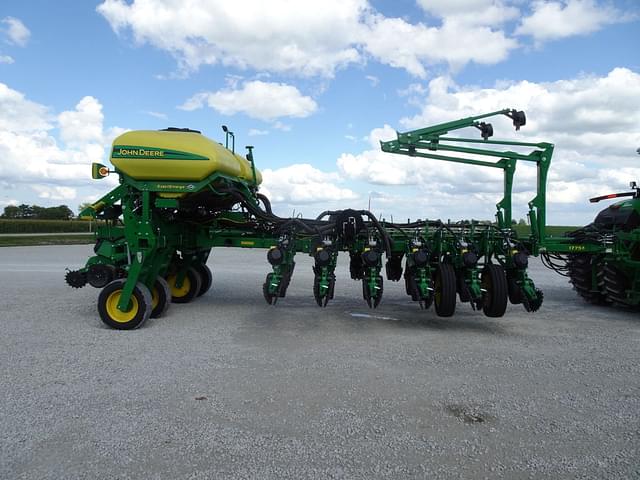 Image of John Deere 1775 equipment image 4