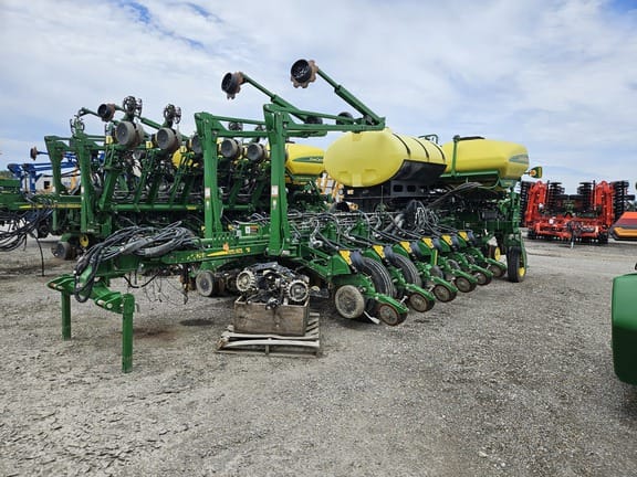2021 John Deere 1775 Equipment Image0