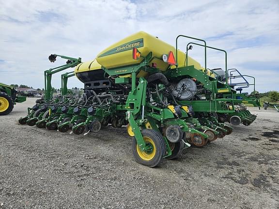 Image of John Deere 1775 equipment image 3