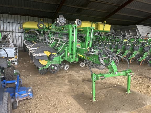 Image of John Deere 1775 equipment image 1