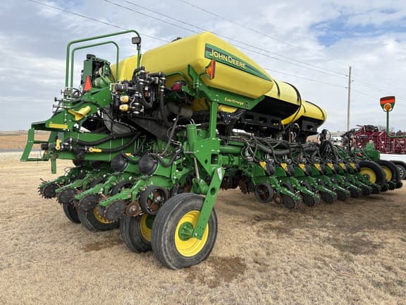 Image of John Deere 1775 equipment image 3