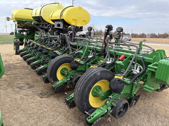 Image of John Deere 1775 equipment image 4