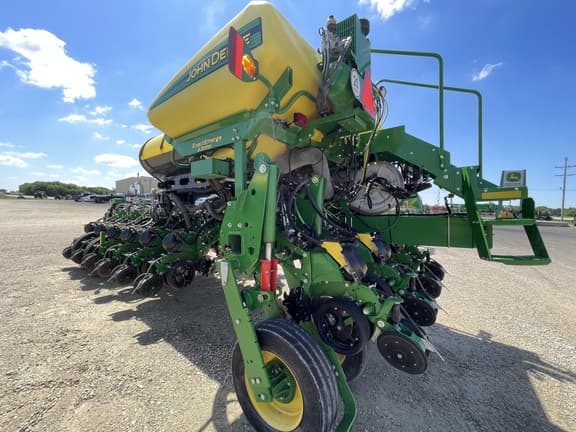 Image of John Deere 1775 equipment image 3