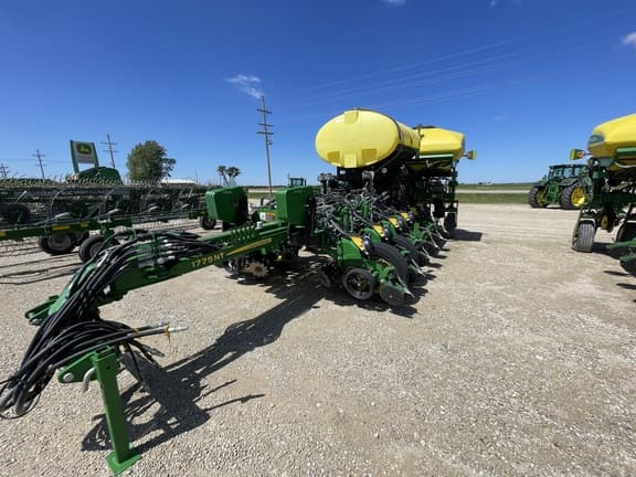 Image of John Deere 1775 equipment image 4