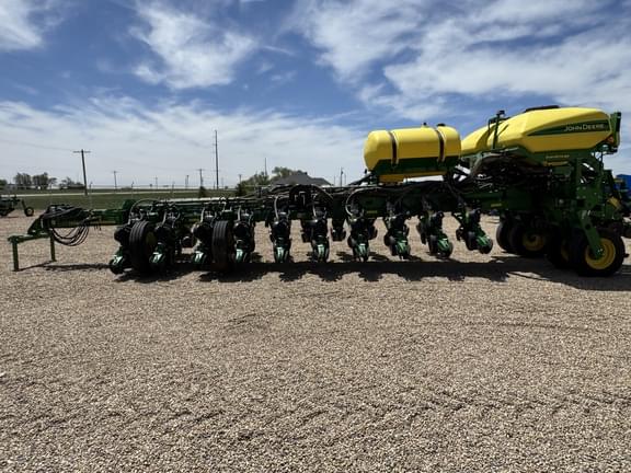 Image of John Deere 1775 equipment image 2