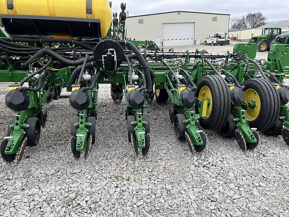 Image of John Deere 1775 equipment image 4