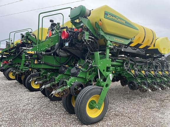Image of John Deere 1775 equipment image 4