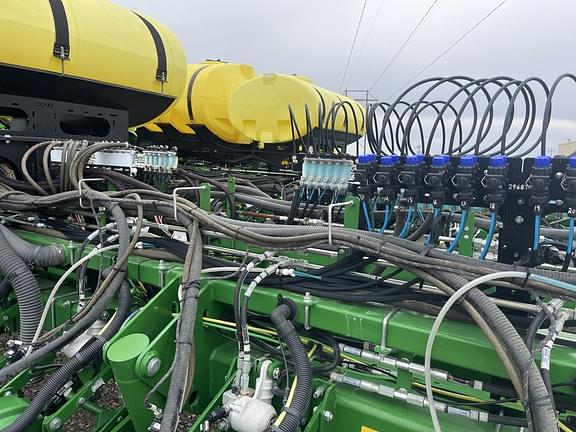 Image of John Deere 1775 equipment image 3