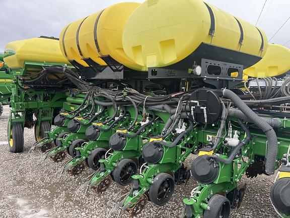 Image of John Deere 1775 equipment image 2