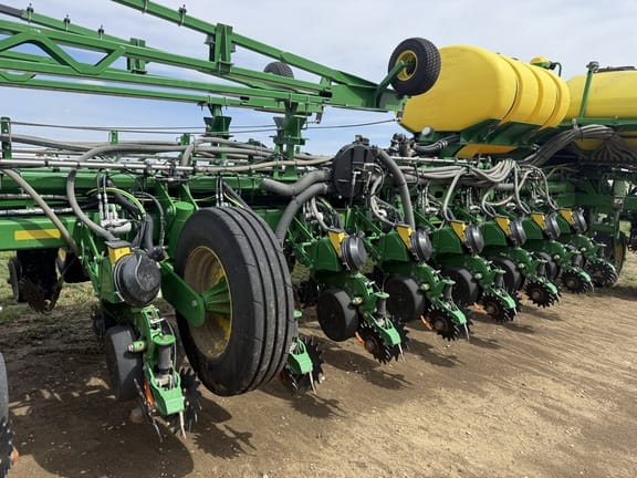 2021 John Deere 1775 Equipment Image0