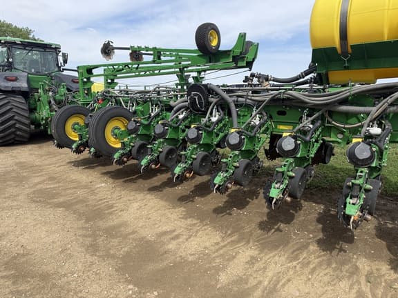 Image of John Deere 1775 equipment image 3