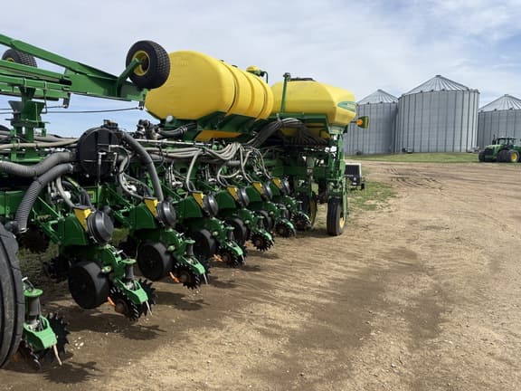 Image of John Deere 1775 equipment image 2