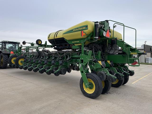 Image of John Deere 1775 equipment image 1