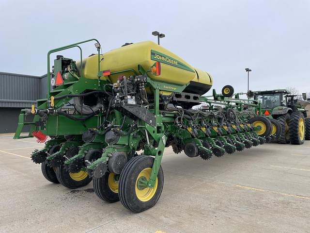 Image of John Deere 1775 equipment image 3