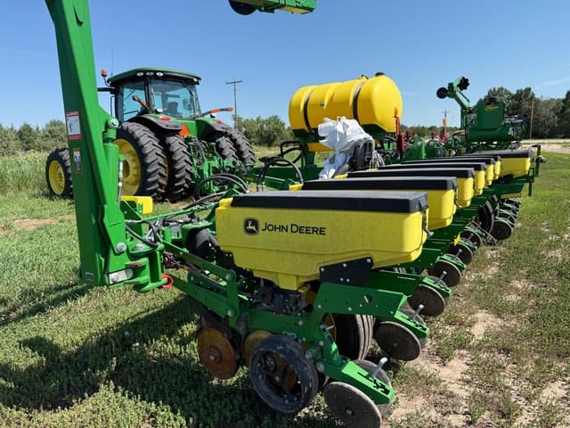 Image of John Deere 1775 equipment image 1