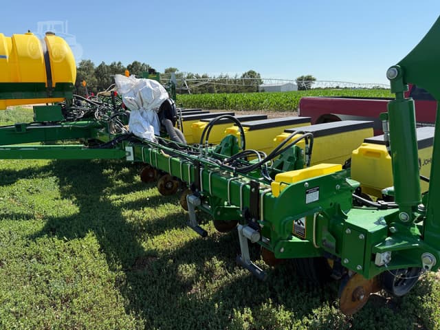 Image of John Deere 1775 equipment image 4