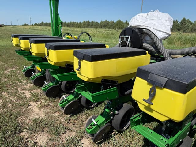 Image of John Deere 1775 equipment image 2