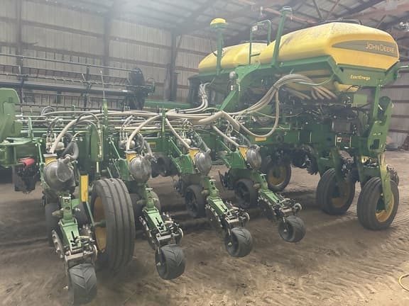 Image of John Deere 1775 equipment image 1
