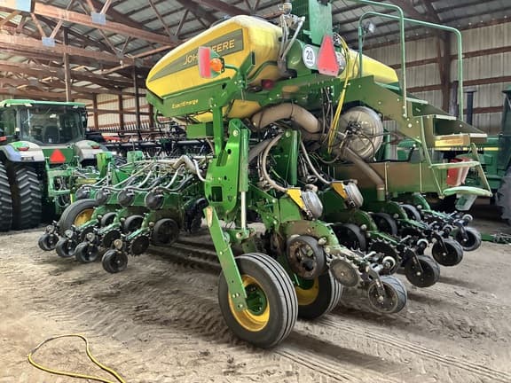 Image of John Deere 1775 equipment image 2