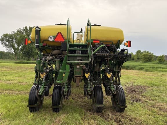 Image of John Deere 1775 equipment image 4