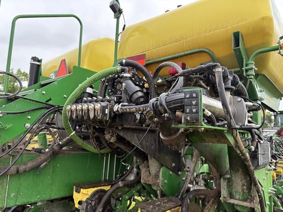 Image of John Deere 1775 equipment image 2