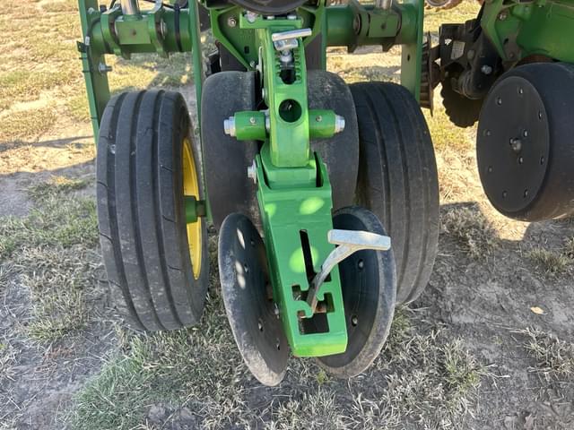Image of John Deere 1775 equipment image 4