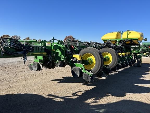 Image of John Deere 1775 equipment image 2