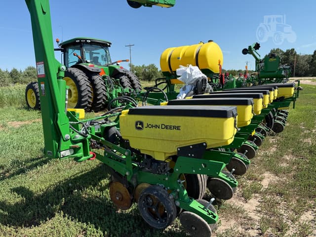 Image of John Deere 1775 equipment image 1
