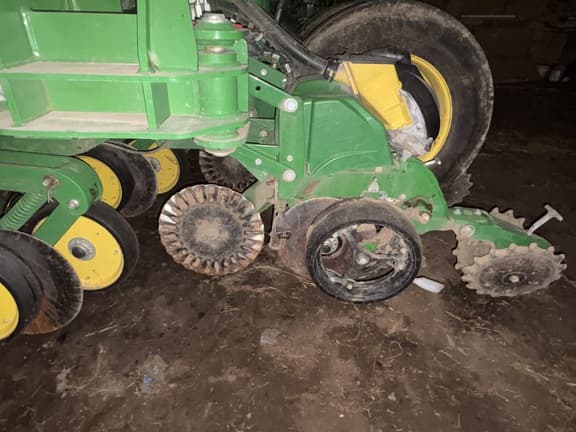 Image of John Deere 1775 equipment image 3